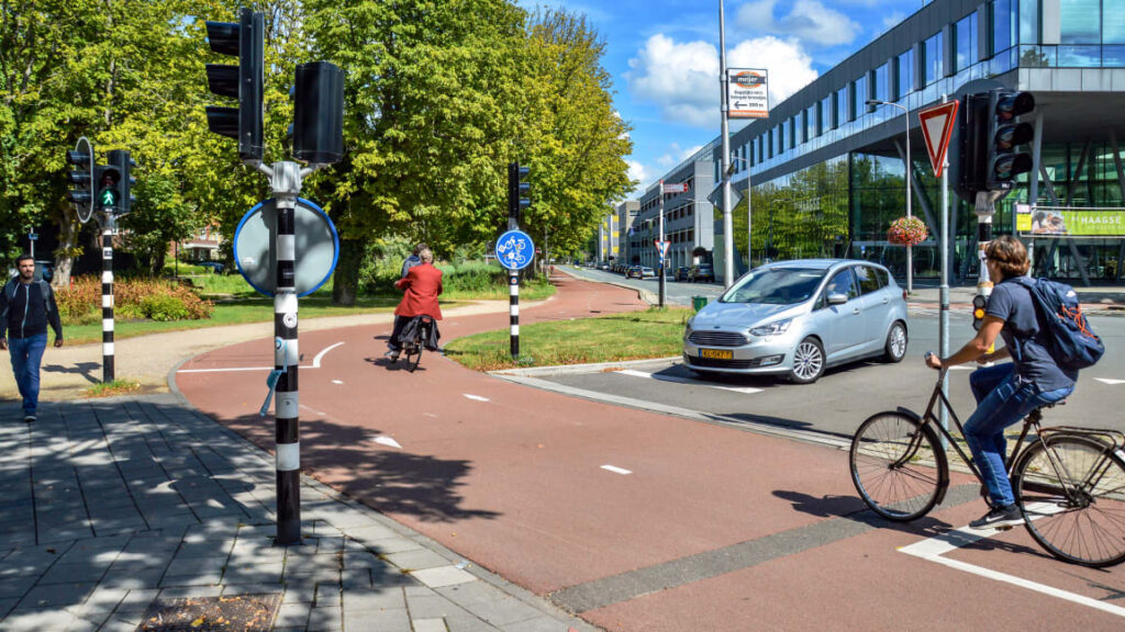 Piste cyclable à Delft, en enrobé rouge, prioritaire pour les cyclistes. 
Crédits : Ambassade néerlandaise de cyclisme
